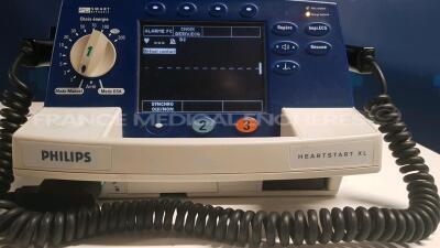 Philips Defibrillator Heartstart XL french language - YOM 2012 w/ ECG leads (Powers up) - 2