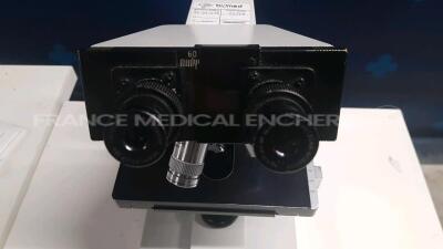 Leitz Microscope SM LUX w/ binoculars 10x and 3x Leitz Objective Lens 10/0.26 and 40/0.65 and 100/1.25 - Bulbe to be changed (Powers up) - 2