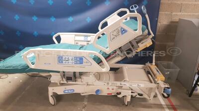 Lot of 3 x Hill-Rom Hospital Beds including 1 x Total Care Duo 2 and 1 x Total P1900 and Classe 1 IPX4 Tipo B (All power up) - 4