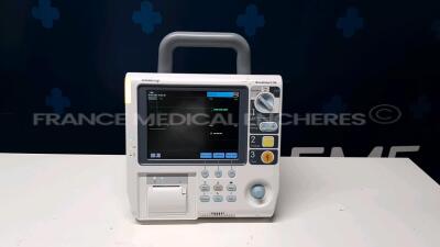 Mindray Defibrillator/Monitor BeneHeart D6 - YOM 12/2010 - French Language - w/ Mindray Rechargeable Li-ion Battery LI34I001A - Missing Paddles (Powers up)
