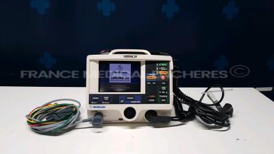 Medtronic Defibrillator/Monitor Lifepack 20 - YOM 2006 - Power S/W 2.10 - PP S/W 2.6 - SC S/W 6.9 - User Test Succeeded - w/ Battery and ECG sensor (Powers up)