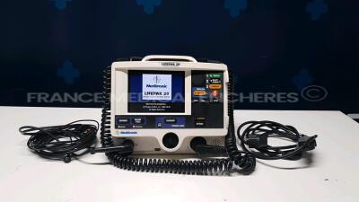 Medtronic Defibrillator/Monitor Lifepack 20 - YOM 2006 - Power S/W 2.10 - PP S/W 2.6 - SC S/W 6.9 - User Test Succeeded - w/ ECG sensor - battery needs to be replaced (Powers up)