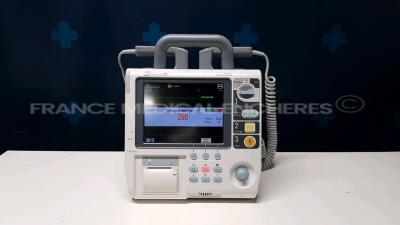 Mindray Defibrillator/Monitor BeneHeart D6 - YOM 07/2010 - French Language - w/ Mindray Rechargeable Li-ion Battery LI34I001A (Powers up)