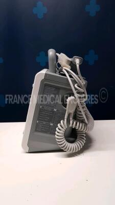 Mindray Defibrillator/Monitor BeneHeart D6 - YOM 12/2010 - French Language - w/ Mindray Rechargeable Li-ion Battery LI34I001A (Powers up) - 2