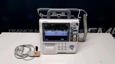 Mindray Defibrillator/Monitor BeneHeart D6 - YOM 12/2010 - French Language - w/ Mindray Rechargeable Li-ion Battery LI34I001A (Powers up)