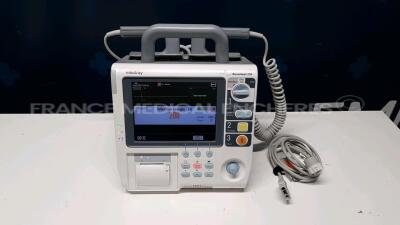 Mindray Defibrillator/Monitor BeneHeart D6 - YOM 12/2010 - French Language - w/ Mindray Rechargeable Li-ion Battery LI34I001A (Powers up)