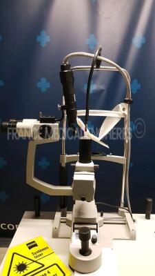 Carl Zeiss Slit Lamp SL120 - YOM 2005 - w/ 1 x Carl Zeiss Laser VisuLas 690s - YOM 2005 - S/W 2.96 and 1 x Carl Zeiss Footswitch 307010-9003 - YOM 2005 and 1 x Carl Zeiss Electric Stand IT 3L - YOM 2005 (Powers up) - 5