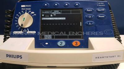 Philips Defibrillator Heartstart XL - YOM 2009 french language (Powers up) - 2