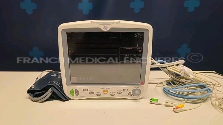 GE Patient Monitor Dash 5000 - YOM 2009 - w/ ECG leads - adult cuff - PI 1/3 cable - SPO2 cable (Powers up)