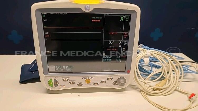 GE Patient Monitor Dash 5000 - YOM 2007 (see damage on photo) - w/ ECG leads - adult cuff - PI 1/3 cable (Powers up)