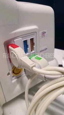 GE Patient Monitor Dash 5000 - YOM 2007 (see damage on photo) - w/ ECG leads - adult cuff - PI 1/3 cable (Powers up) - 3