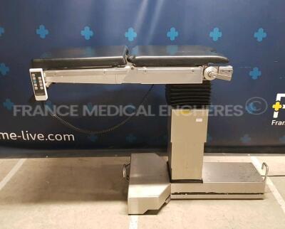 Maquet Operating Table 1131.02B0 - w/ Remote Control 1009.67D0 - Elevation column needs to be repaired (Powers up)