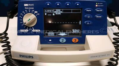 Philips Defibrillator Heartstart XL - YOM 2009 - French language - w/ 1 x ECG leads and 1 x Test Load M3725A (Powers up) - 4