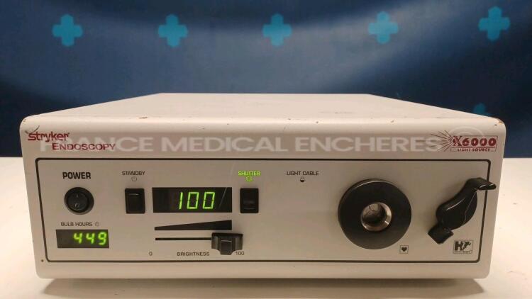 Stryker Light Source X6000 (Powers up) *03K025384*