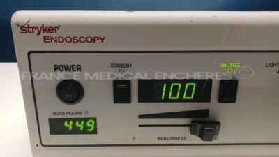 Stryker Light Source X6000 (Powers up) *03K025384* - 3