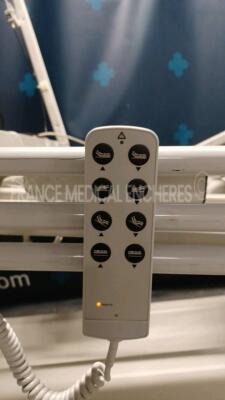 Lot of 1 x Karis Medica Hospital Bed 727T0049 - YOM 2011 - w/ Remote Control and 1 x Givas Hospital Bed EA0950 - YOM 2006 - w/ Remote Control (Both power up) *10014416/001016290* - 3