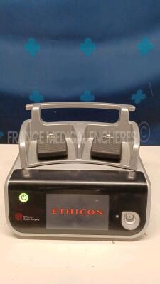 Ethicon Electrosurgical Unit GEN11 - YOM 2011 - S/W 2016-1 w/ Footswitch (Powers up) *1111152026*