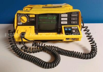 HP Defibrillator CodeMaster 100 M2475B - w/ Transport Carry Case (Powers up - Light Scratches - See Pictures) *3539A00551*