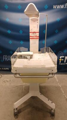 Fisher and Paykel Infant Warming Unit CosyCot - YOM 2005 (Powers up) *050314000353*