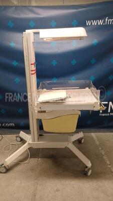 Fisher and Paykel Infant Warming Unit CosyCot - YOM 2005 (Powers up) *050314000353* - 2