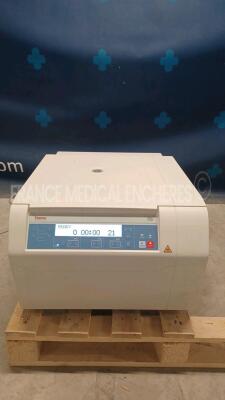 Thermo Scientific Centrifuge ST8R - YOM 2017 (Powers up) *42123596*