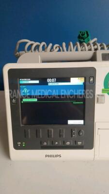 Philips Monitor Defibrillator HeartStart XL Plus - YOM 2012 - french language - options ECG (Powers up) *us01202703* - 3