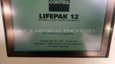 Medtronic Physio-Control Monitor/Defibrillator LIFEPAK 12 - YOM 2000 - S/W 3011371-067 - User Test Passed - Options - Pacer, CO2, SPO2, PNI, ECG, Auxiliary Power and Printer - w/ Paddles and 1 x Carry Case - No Batteries included (Powers up - Damaged - Se - 6