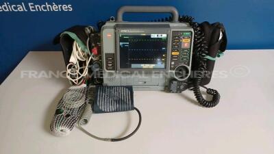 Medtronic Physio-Control Monitor/Defibrillator LIFEPAK 15 - YOM 2009 - S/W 3207410-007 - User Test Passed - Options - Pacer, CO2, SPO2, NIBP, ECG, Auxiliary Power and Printer - w/ Paddles and 2 x Physio-Control Li-ion Rechargeable Batteries and 1 x Carry