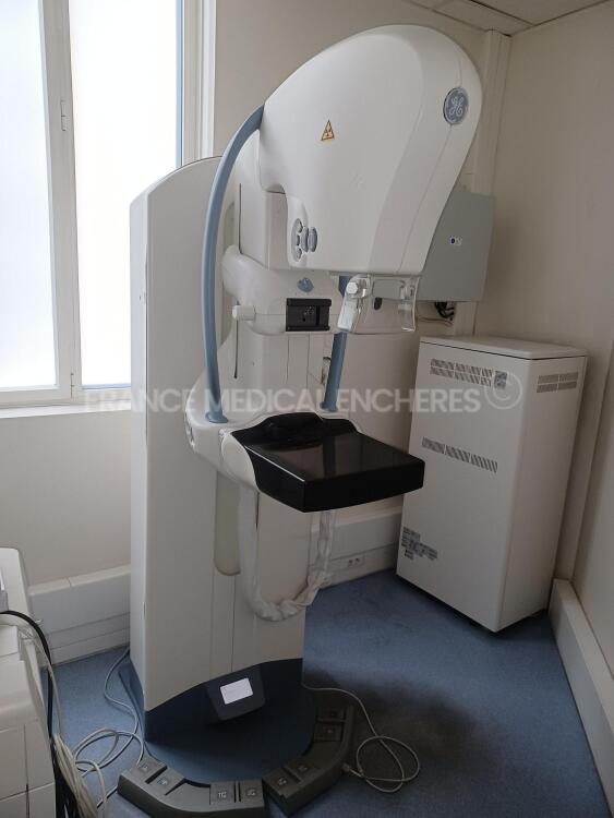 GE Mammography Unit Essential - YOM 03/2007 - S/W V43.10.1 -tube type Apollon 5492153 replaced in 2021 - flat panel generator - collimator Eclipse Sirius YOM 2020 - GE console 5117866-44 - 2 x LCD monitors - deinstalled in 2023 *5199775-2*