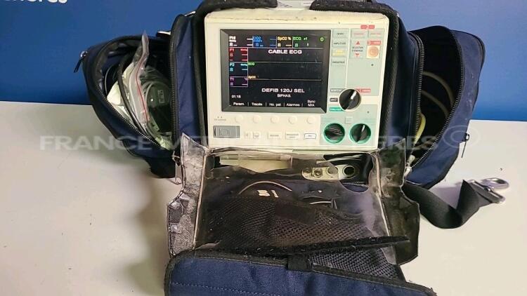 Zoll Biphasic Defibrillator M Series CCT - french language - w/ ECG leads (Powers up)