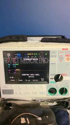 Zoll Biphasic Defibrillator M Series CCT - french language - w/ ECG leads (Powers up) - 2