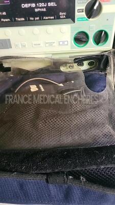 Zoll Biphasic Defibrillator M Series CCT - french language - w/ ECG leads (Powers up) - 8