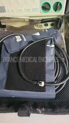 Zoll Biphasic Defibrillator M Series CCT - french language - w/ ECG leads (Powers up) - 9