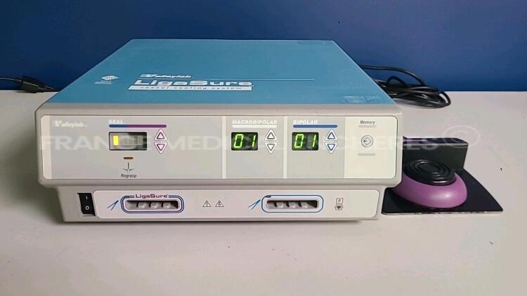 Valleylab Electrosurgical Unit Ligasure 8 - YOM 2005 - w/ footswitch (Powers up) *L5C8986V*