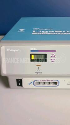 Valleylab Electrosurgical Unit Ligasure 8 - YOM 2005 - w/ footswitch (Powers up) *L5C8986V* - 2