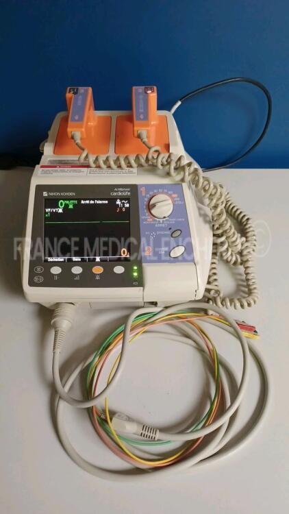 Nihon Kohden Defibrillator TEC-5521K - YOM 2007 - w/ ECG Leads (Powers up) *81500*