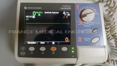 Nihon Kohden Defibrillator TEC-5521K - YOM 2007 - w/ ECG Leads (Powers up) *81500* - 2