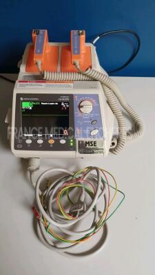 Nihon Kohden Defibrillator TEC-5521K - YOM 2006 - w/ ECG Leads (Powers up) *80537*