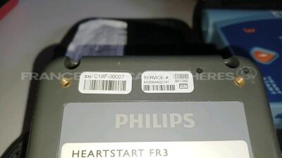 Lot of 2 x Philips Medical Defibrillators Heartstart FR3 - w/ 1 x Philips Battery and 1 x Philips Defibrillator Heartstart FR2+ w/ 1 x Philips Battery (All power up - French Language) *C18F-00007/C16I-00237/0908288370* - 7