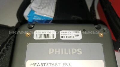 Lot of 2 x Philips Medical Defibrillators Heartstart FR3 - w/ 1 x Philips Battery and 1 x Philips Defibrillator Heartstart FR2+ w/ 1 x Philips Battery (All power up - French Language) *C18F-00007/C16I-00237/0908288370* - 10