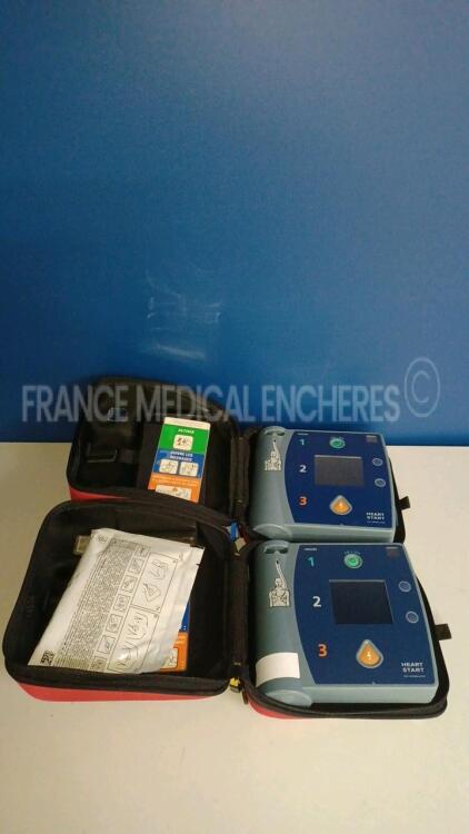 Lot of 2 x Philips Defibrillators Heartstart FR2+ (All power up - French Language - Missing Batteries) *1011890826*