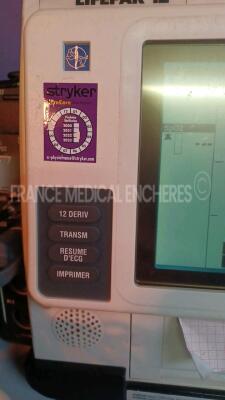 Medtronic/Physio-Control Defibrillator/Monitor Lifepak 12 - YOM 2005 - S/W 3011371-134 - User Test Passed - Multilingual Device - Missing Paddles - w/ 1 x ECG Leads and 1 x SPO2 Sensors and 1 x Cuff (Powers up - Slight Scratches - Batteries not included - - 9