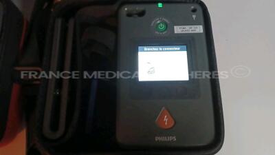 Lot of 3 x Philips Medical Defibrillators Heartstart FR3 - w/ 3 x Philips Batteries (All power up - French Language) *C12G-00404/C12I-00185/C12I-00105* - 2