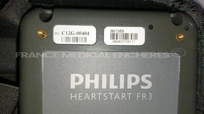 Lot of 3 x Philips Medical Defibrillators Heartstart FR3 - w/ 3 x Philips Batteries (All power up - French Language) *C12G-00404/C12I-00185/C12I-00105* - 5