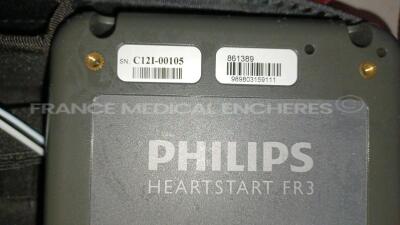 Lot of 3 x Philips Medical Defibrillators Heartstart FR3 - w/ 3 x Philips Batteries (All power up - French Language) *C12G-00404/C12I-00185/C12I-00105* - 7