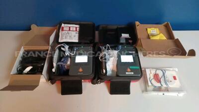 Lot of 2 x Philips Medical Defibrillators Heartstart FR3 - w/ 2 x Philips Batteries and 1 x Philips Battery Charger 861394 (All power up - French Language) *C13B-00114/C17A-01189*