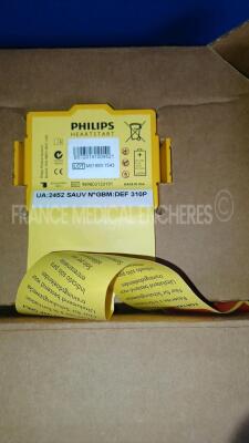 Lot of 2 x Philips Medical Defibrillators Heartstart FR3 - w/ 2 x Philips Batteries and 1 x Philips Battery Charger 861394 (All power up - French Language) *C13B-00114/C17A-01189* - 5