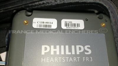 Lot of 2 x Philips Medical Defibrillators Heartstart FR3 - w/ 2 x Philips Batteries and 1 x Philips Battery Charger 861394 (All power up - French Language) *C13B-00114/C17A-01189* - 7