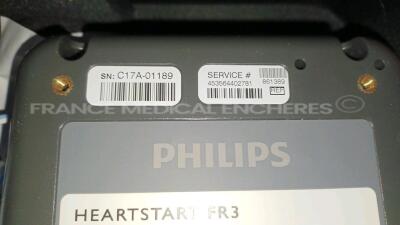 Lot of 2 x Philips Medical Defibrillators Heartstart FR3 - w/ 2 x Philips Batteries and 1 x Philips Battery Charger 861394 (All power up - French Language) *C13B-00114/C17A-01189* - 8