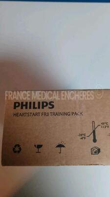 Lot of 2 x Philips Medical Defibrillators Heartstart FR3 - w/ 2 x Philips Batteries and 1 x Philips Battery Charger 861394 (All power up - French Language) *C13B-00114/C17A-01189* - 12